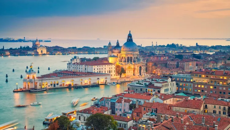 Vue d'ensemble sur la ville de Venise de nuit 