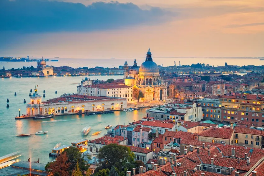 Vue d'ensemble sur la ville de Venise de nuit 