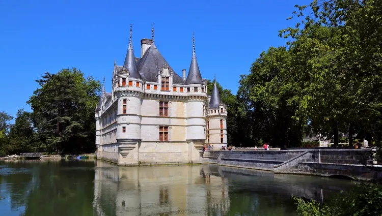 Vue sur le château d'Azay le Rideau 