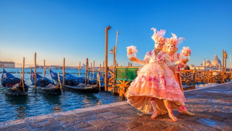 Costumes roses pour le Carnaval de Venise 