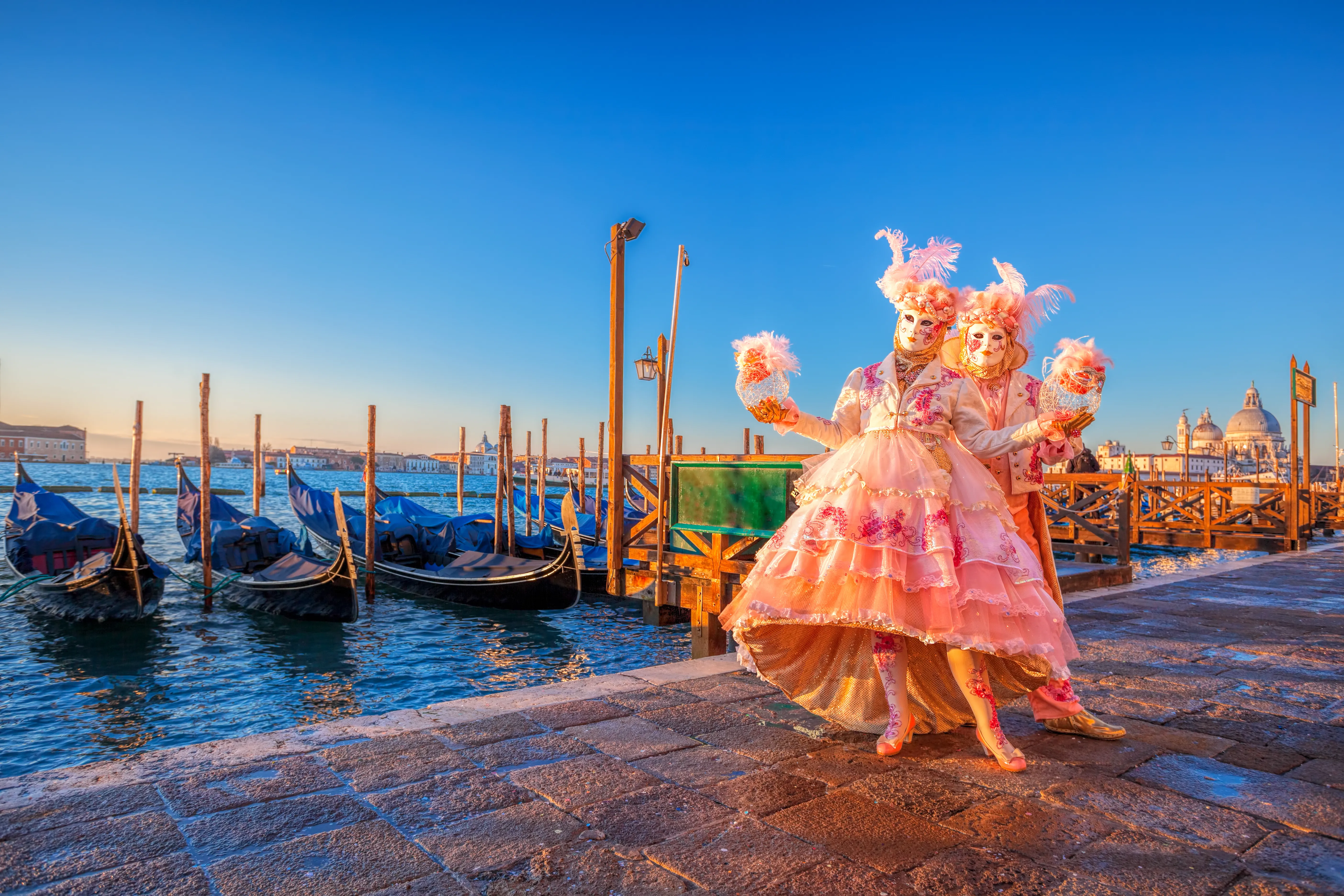 Costumes roses pour le Carnaval de Venise 