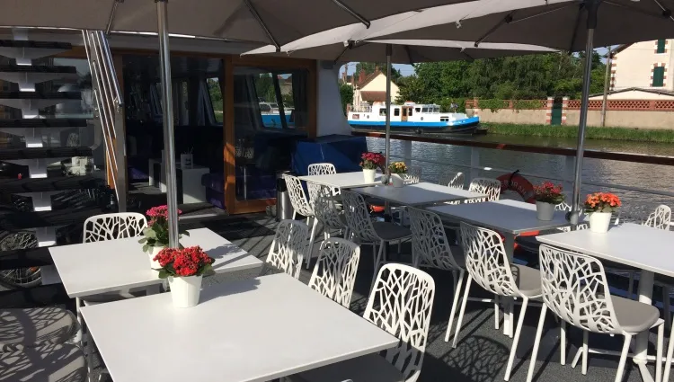 La terrasse de la péniche Déborah