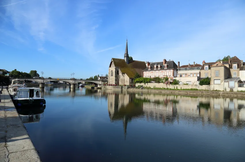 Le canal traversant Sens en Bourgogne 