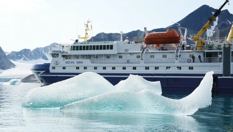 Le navire Ocean Nova dans l'océan Austral