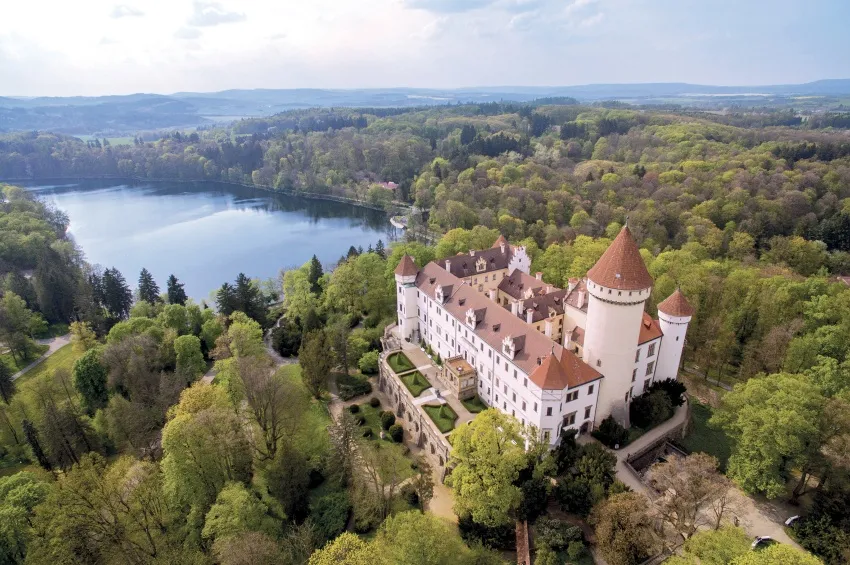 Vue en hauteur du château de Konopsite 