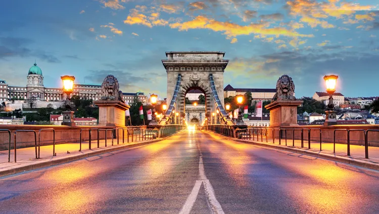 Le pont de chaine à Budapest éclairé de nuit 