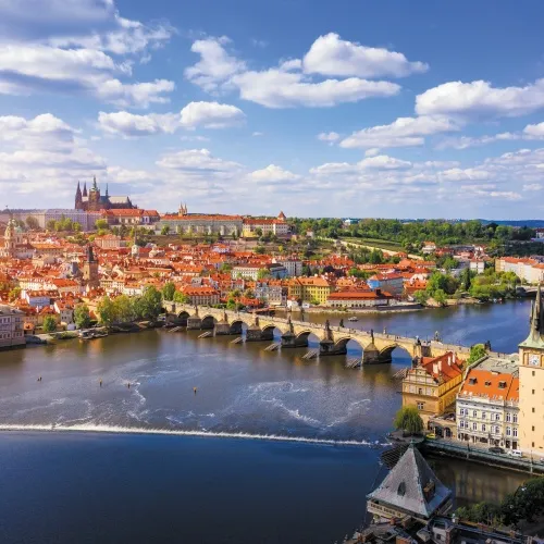 Vue aérienne sur le pont Charles et la ville de Prague 