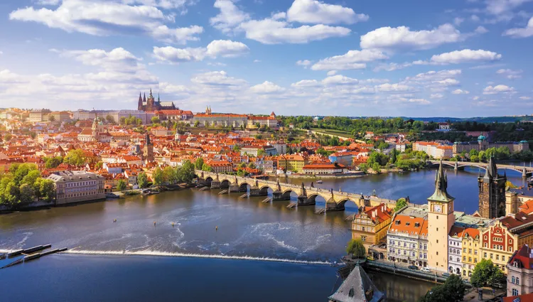 Vue aérienne sur le pont Charles et la ville de Prague 