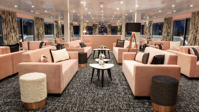 lounge bar with dancefloor