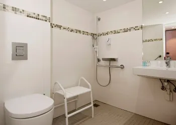 Salle de bain de la cabine PMR 