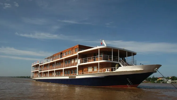 RV Indochine, a 3 decks boat