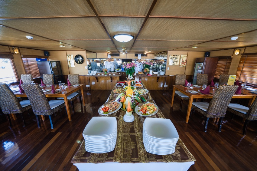 The restaurant on the RV Indochine