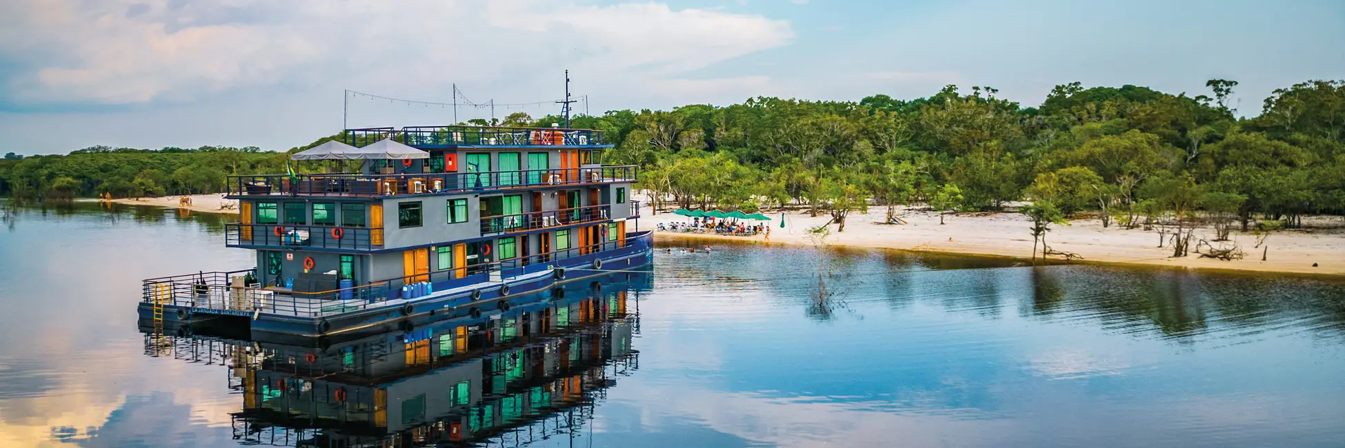 La Jangada approchant une plage amazonienne 