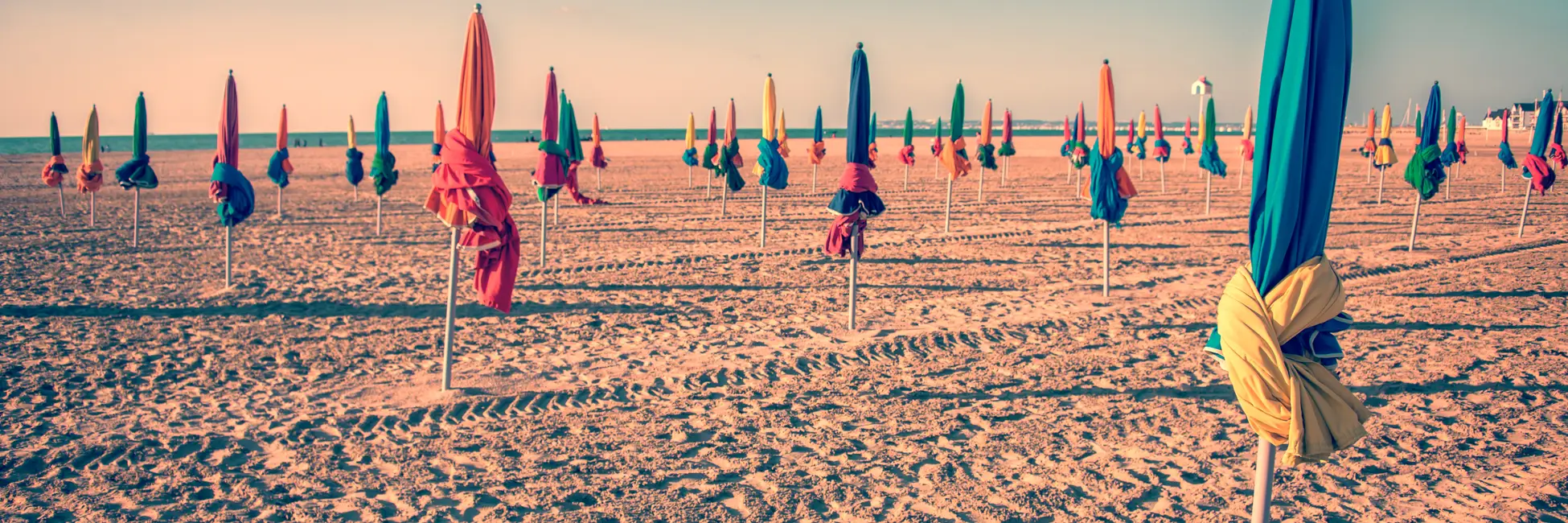 Les parasols sur la plage de Deauville
