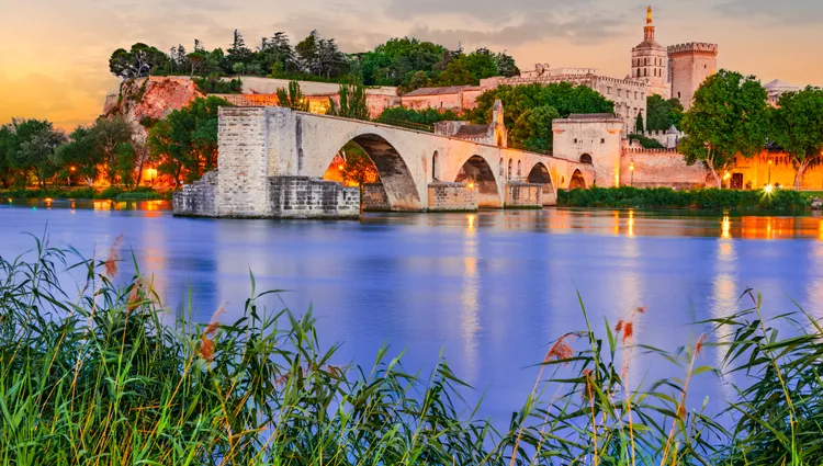 Avignon et son pont de nuit 