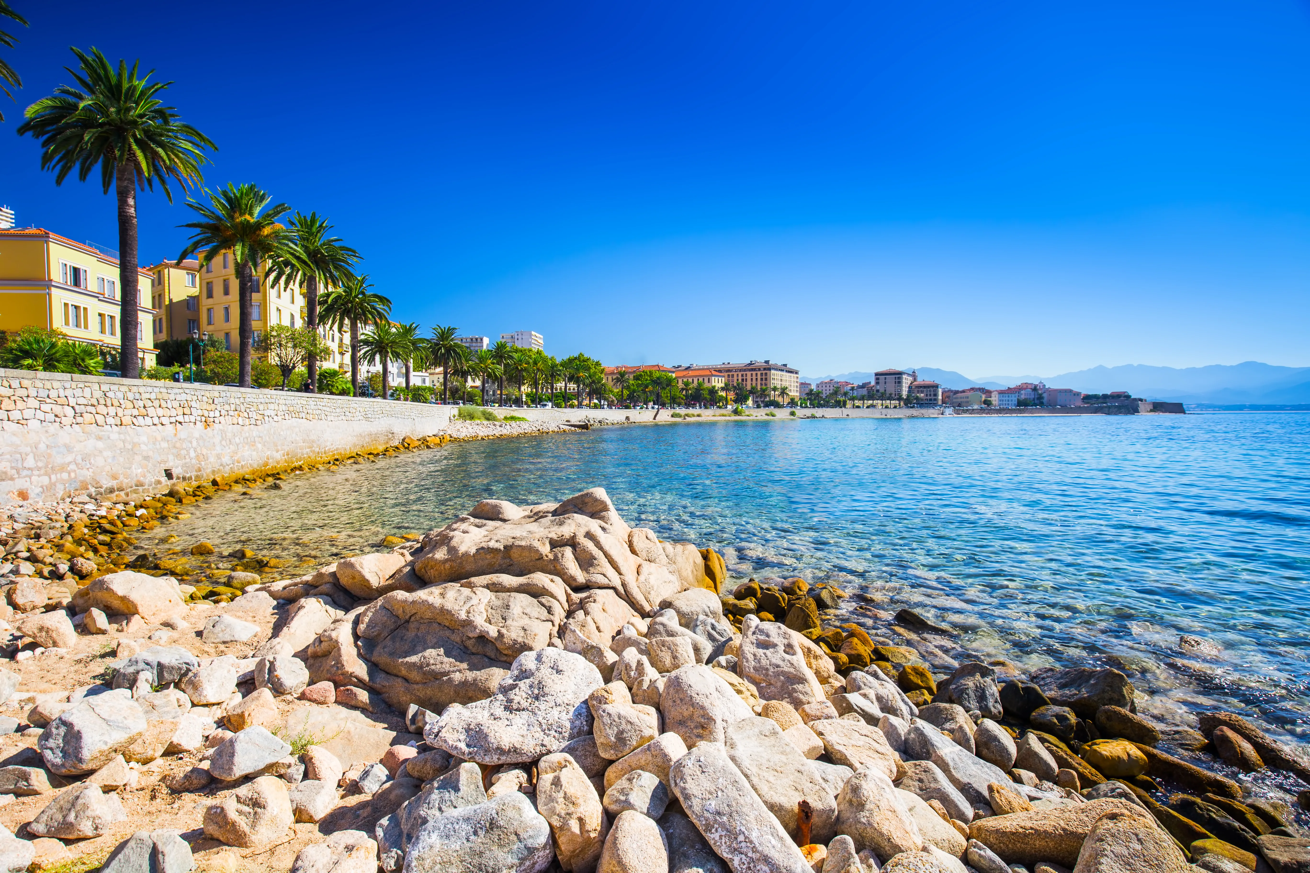 plage de galets à Ajaccio