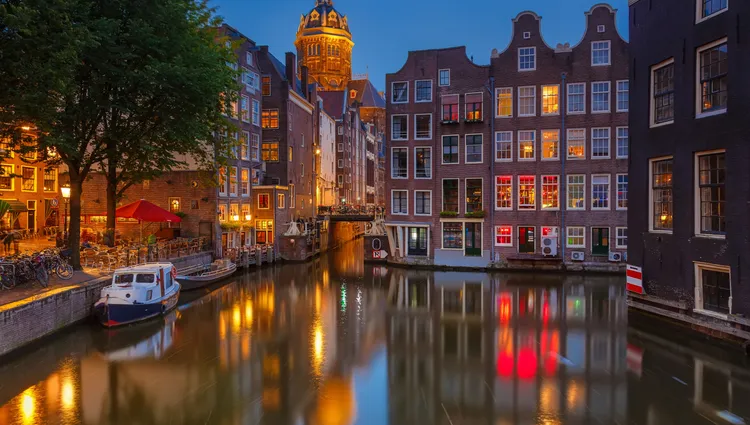 Les quais d'Amsterdam éclairés de nuit 