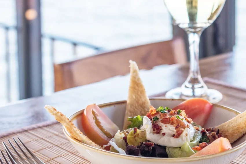 Plat gastronomique servit avec du vin blanc dans le RV African Dream 