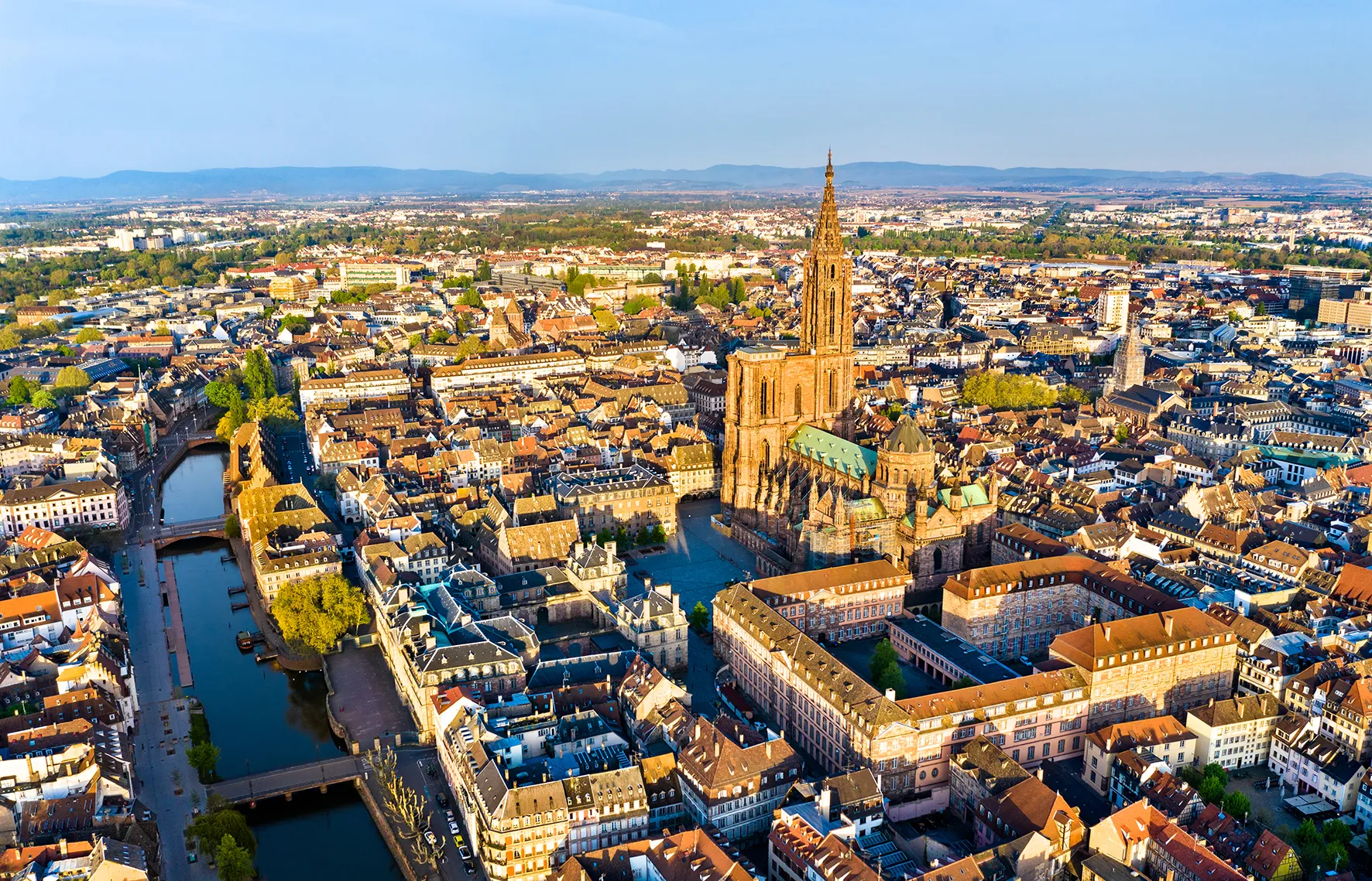 Vue aérienne de Strasbourg et sa cathédrale 