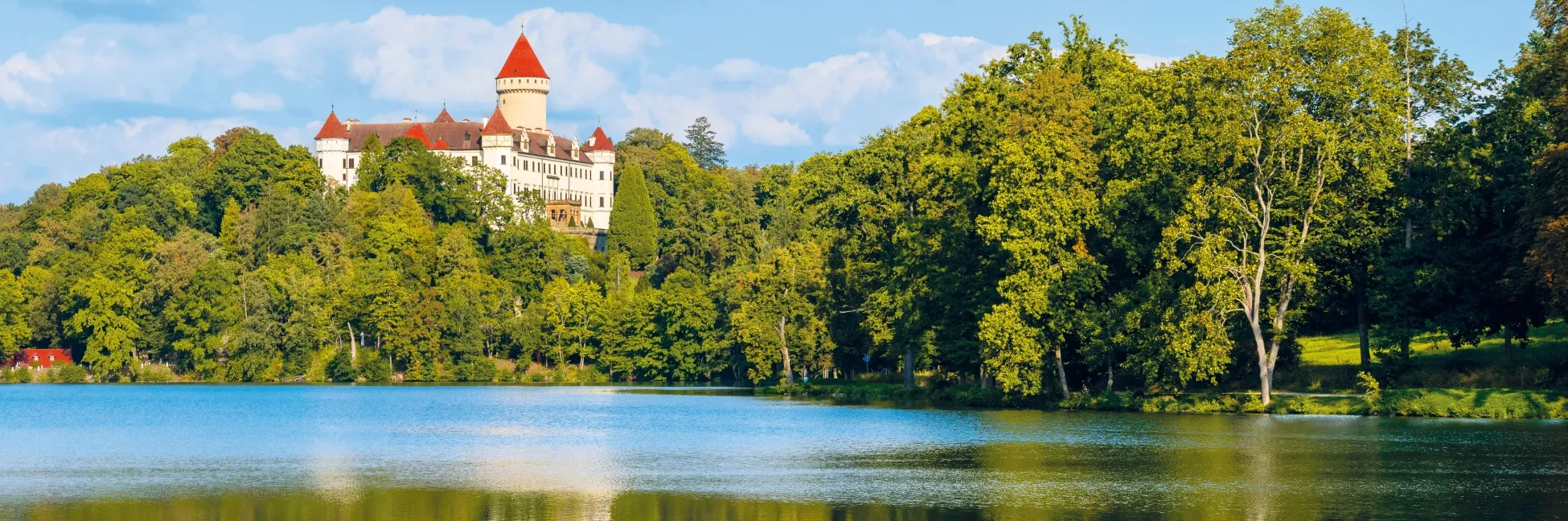 Vue sur le château de Konopiste et l'Elbe 