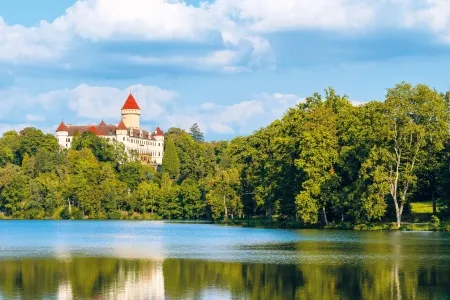 Vue sur le château de Konopiste et l'Elbe 