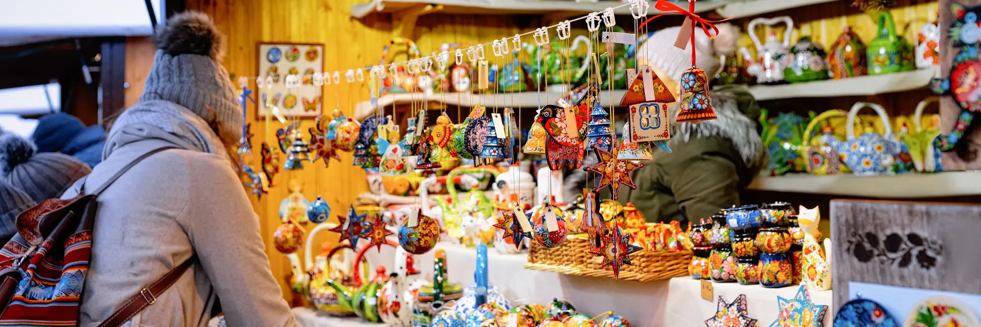 Stand de décorations artisanales au marché de Noël 