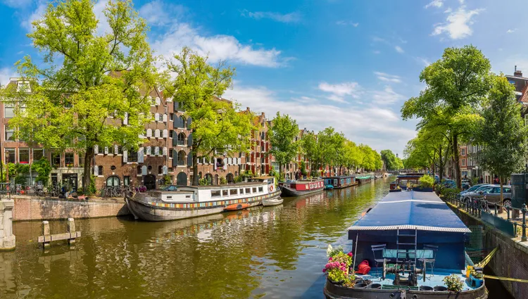 Le joli canal d'Amsterdam et ses bateaux 