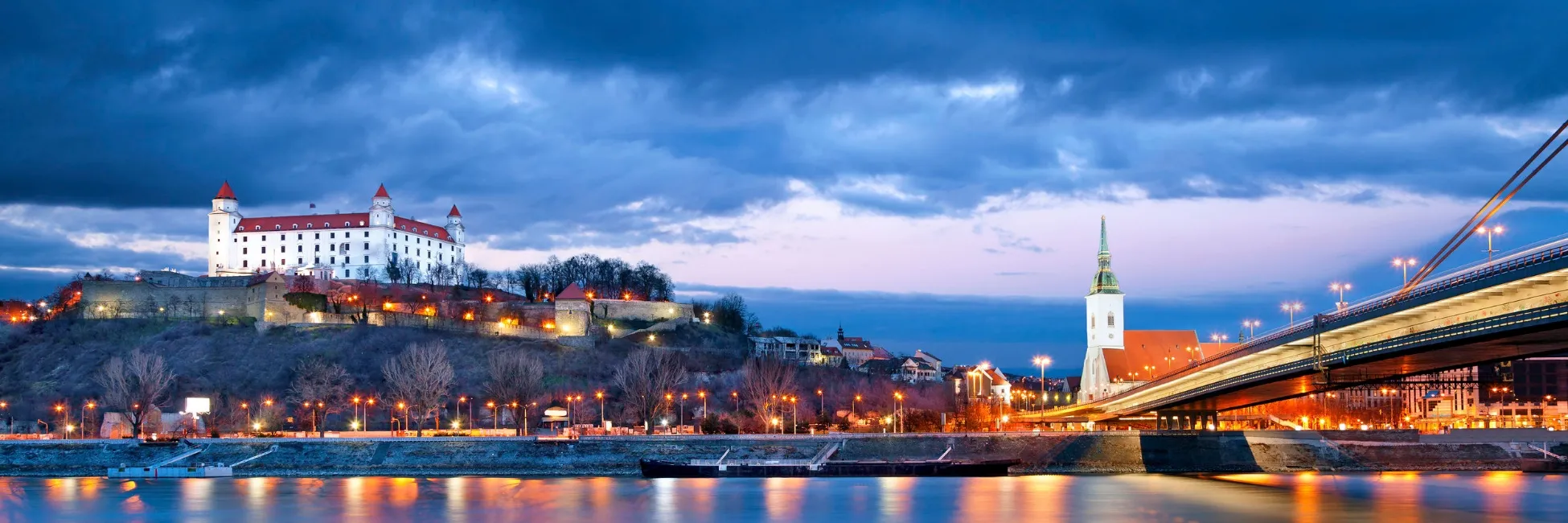 Le Danube de nuit traversant Bratislava