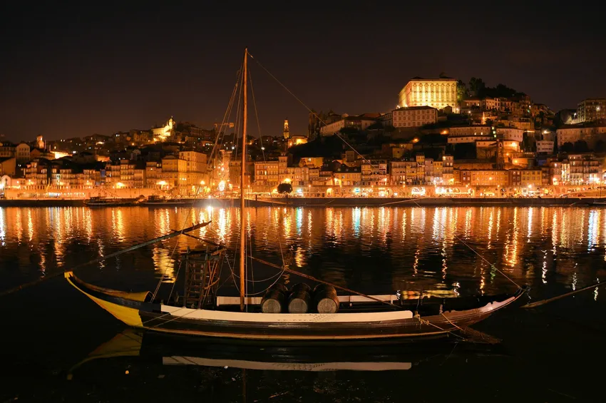 Porto, ville au bord du Douro de nuit 