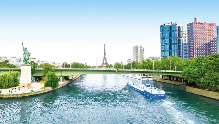 La péniche Raymonde approchant la Tour Eiffel 