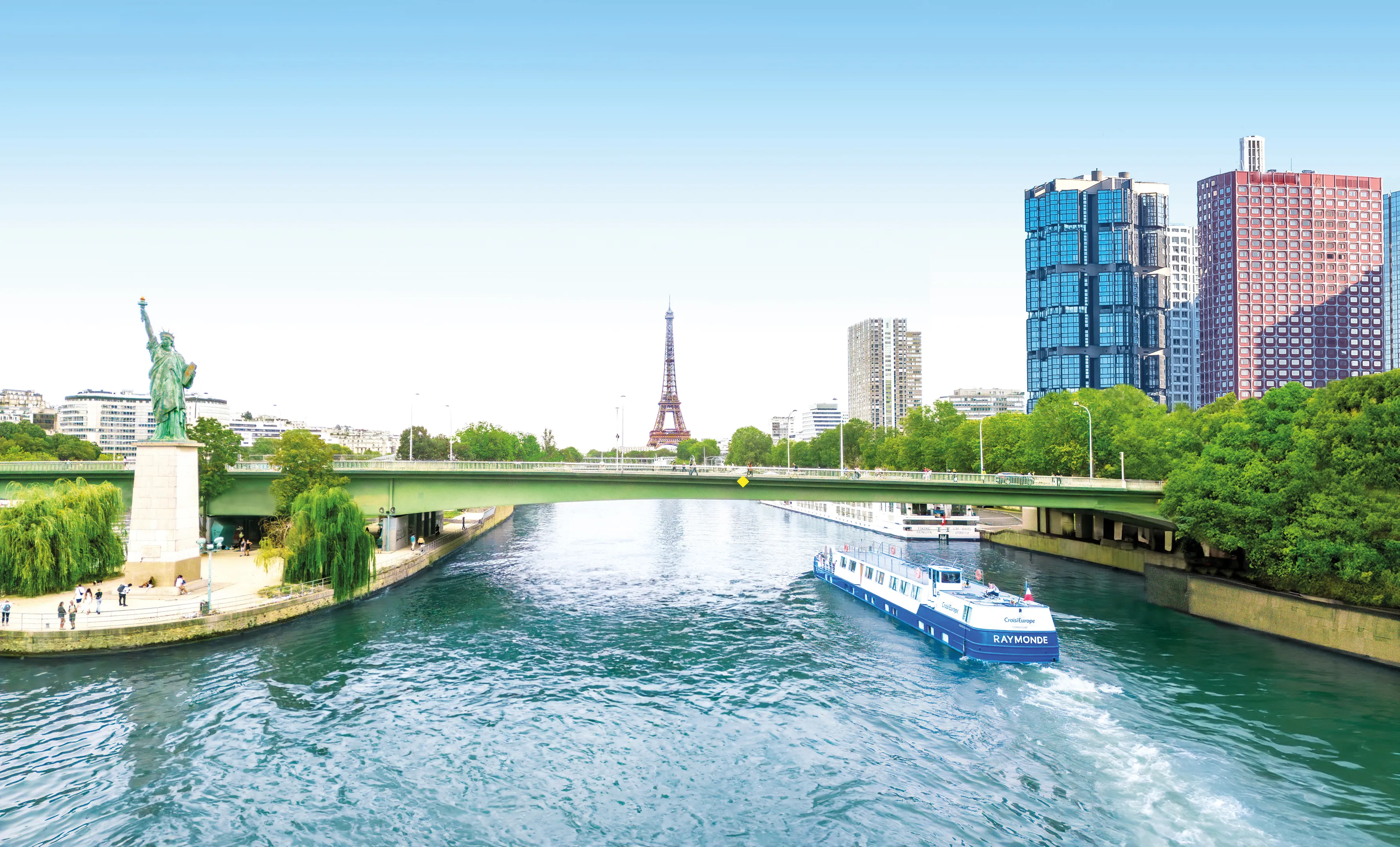 La péniche Raymonde approchant la Tour Eiffel 