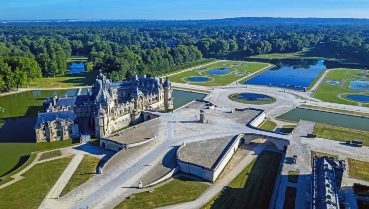 Vue aérienne sur le château de Chantilly 