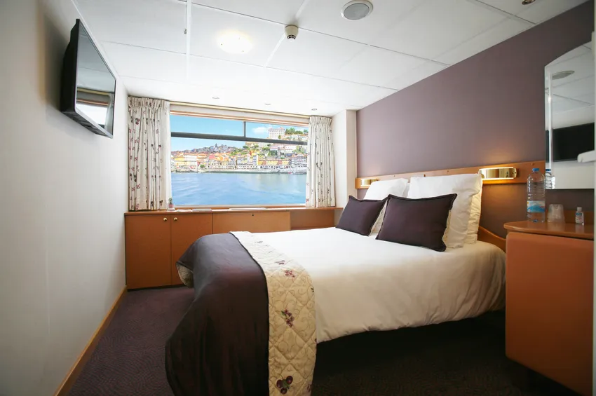 Cabin with double bed on the middle deck