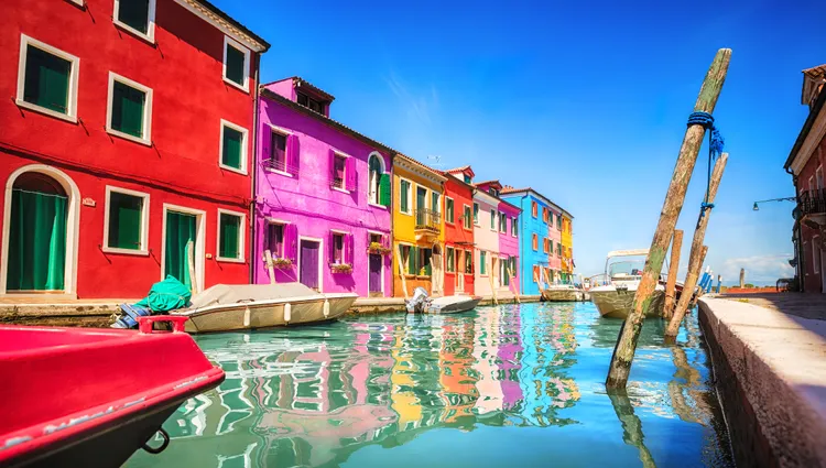 Canal de Burano autour de maisons colorées