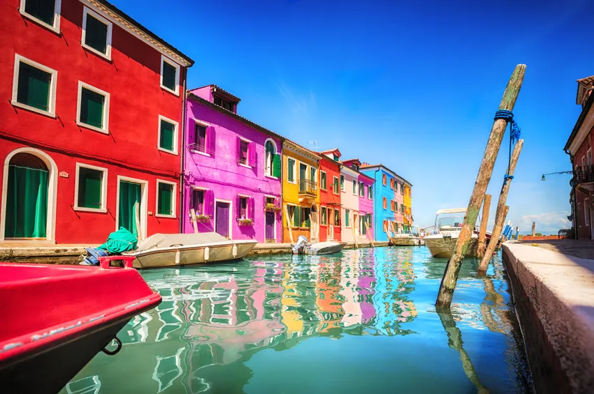 Canal de Burano autour de maisons colorées