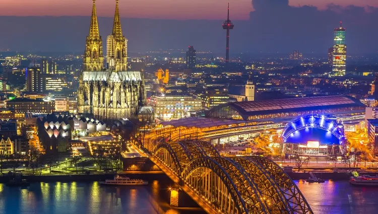 Vue d'ensemble sur Cologne de nuit 