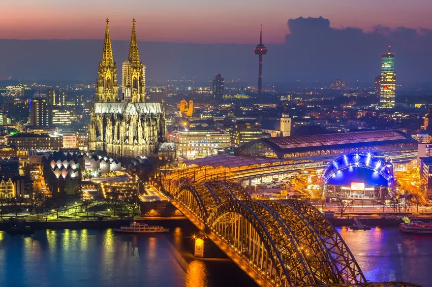 Vue d'ensemble sur Cologne de nuit 