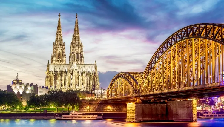 La sublime ville de Cologne de nuit