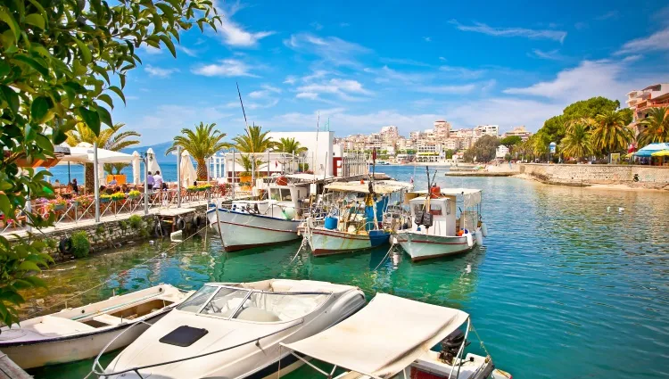 Petit port de Saranda en Albanie 