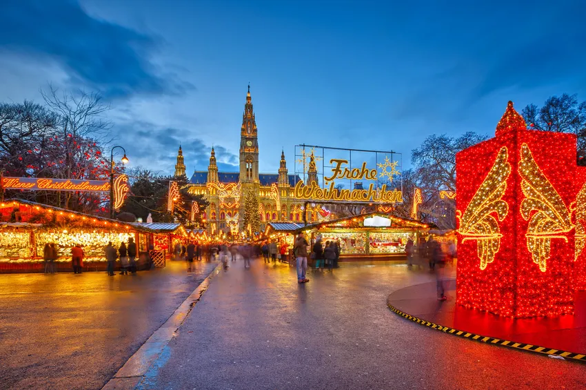 Le marché de Noël éclairé à Vienne 