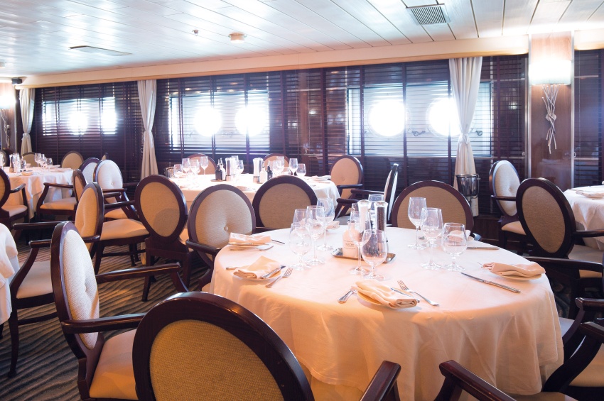 The restaurant of the boat
