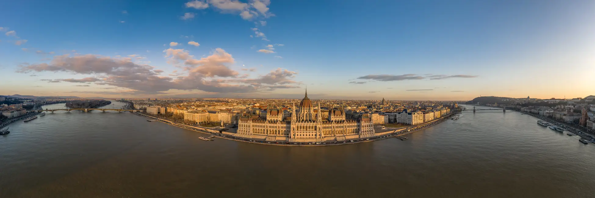 Vue panoramique sur le fleuve de Budapest 