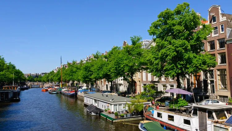Le canal traversant Amsterdam 