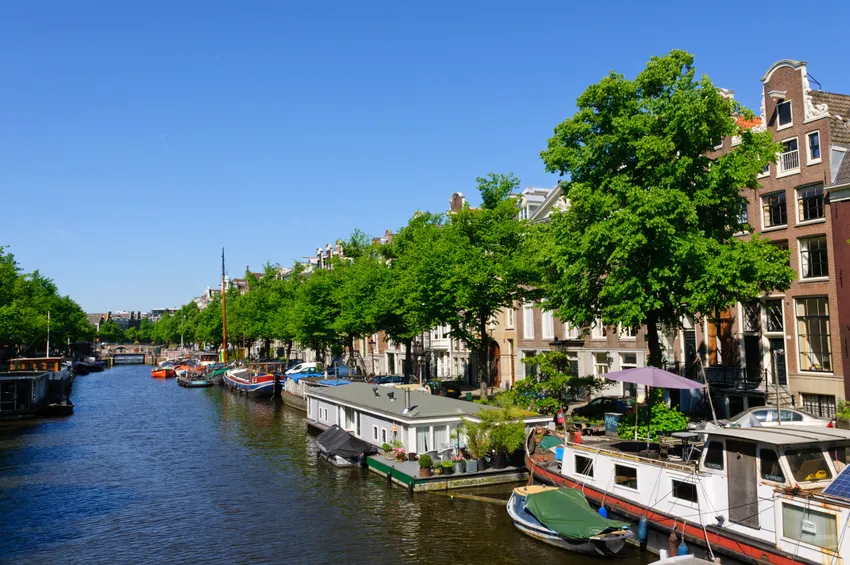 Le canal traversant Amsterdam 
