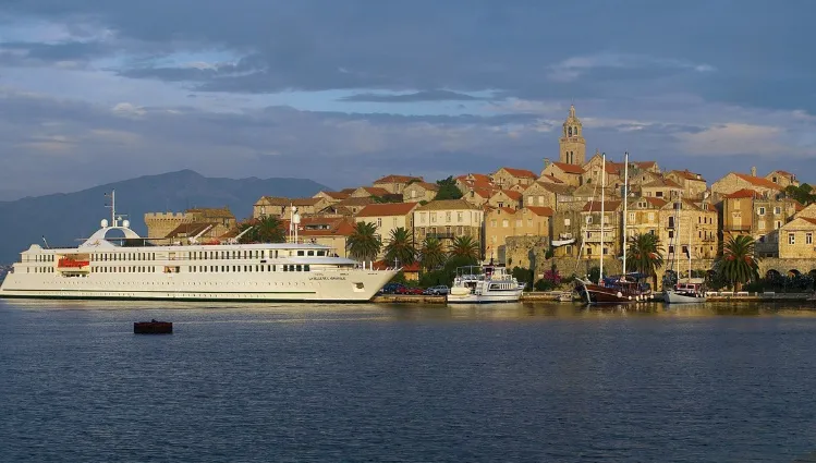 La ville de Korcula au bord de l'Adriatique 