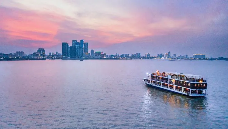 RV Toum Tiou II navigant vers Phnom Penh