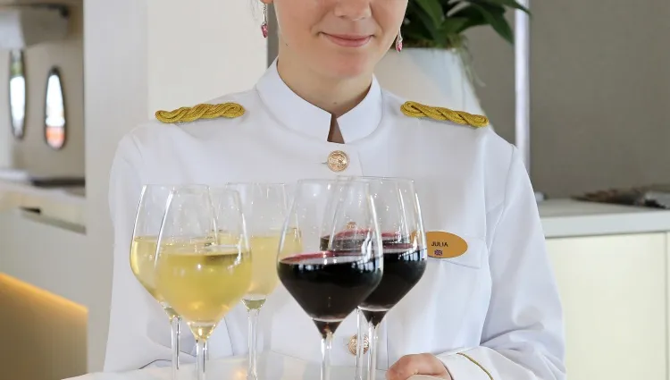 Serveuse du bar sur l'Elbe Princesse II