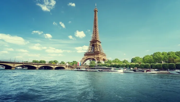 La Tour Eiffel en bord de Seine 