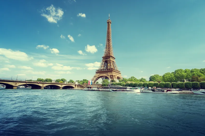 La Tour Eiffel en bord de Seine 