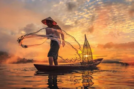 Un pécheur sur le Mékong au Vietnam 